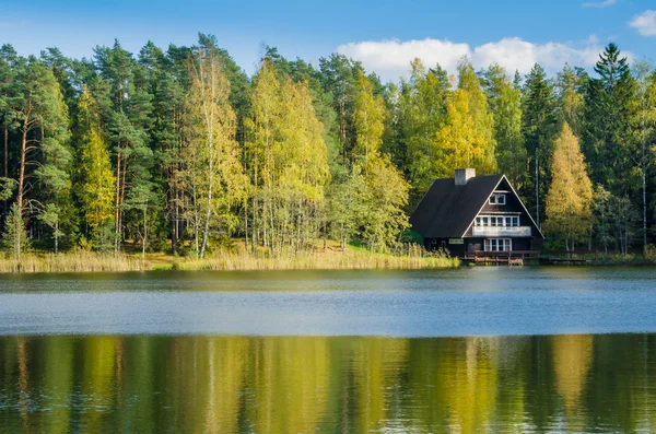 Paisagem de outono no lago na floresta — Fotografia de Stock