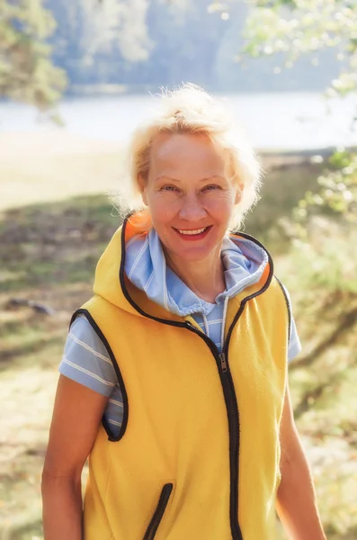 Portrait of a middle-aged woman in a park on a sunny day — Stock Photo, Image