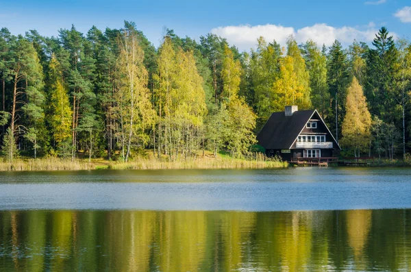 Осенний пейзаж на озере в лесу — стоковое фото