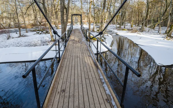 春に運河を渡る橋 — ストック写真