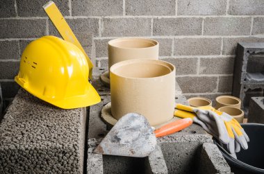 Parçaları ve araçları evde modüler seramik baca yapımı için