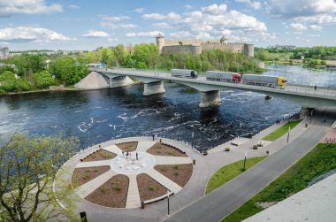 Narva Nehri dolgu ve Ivangorod kalenin güzel bir görünümü ve Rusya ve Avrupa Birliği'nin sınırı