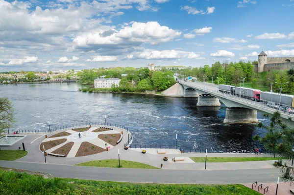 Arqueamento do rio Narva e uma bela vista da Fortaleza de Ivangorod e da fronteira entre a Rússia e a União Europeia — Fotografia de Stock