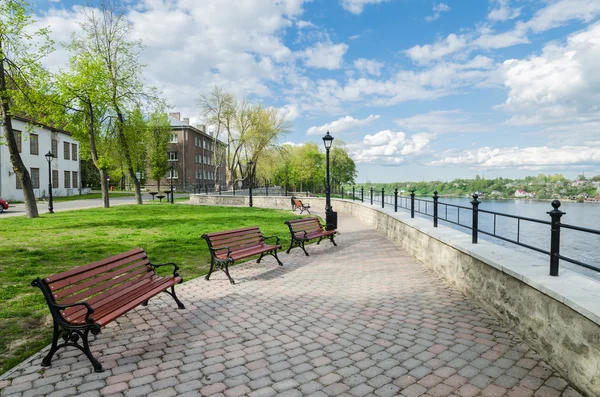 Kaj av floden Narva våren solig dag — Stockfoto