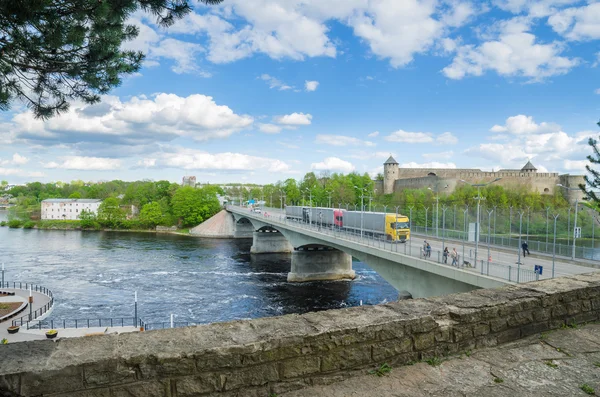 Arqueamento do rio Narva e uma bela vista da Fortaleza de Ivangorod e da fronteira entre a Rússia e a União Europeia — Fotografia de Stock