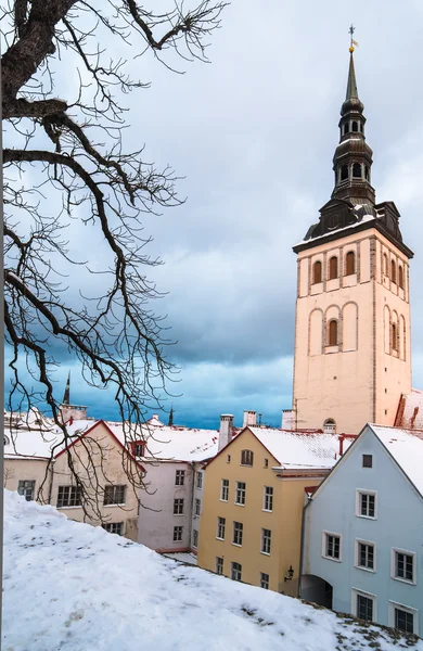 Zimní pohled na starý Tallinn. Církev Niguliste — Stock fotografie