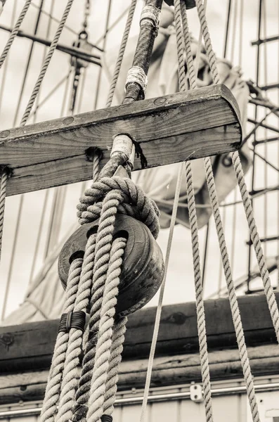 Blocks and rigging of an old sailboat, close-up — Stock Photo, Image