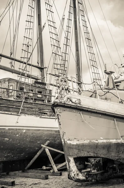 Viejos veleros derrumbados en el muelle, primer plano, sepia — Foto de Stock