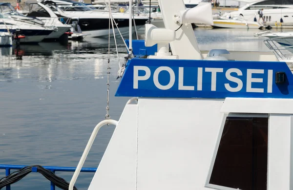 Polisen båt på en bakgrund av yachter — Stockfoto