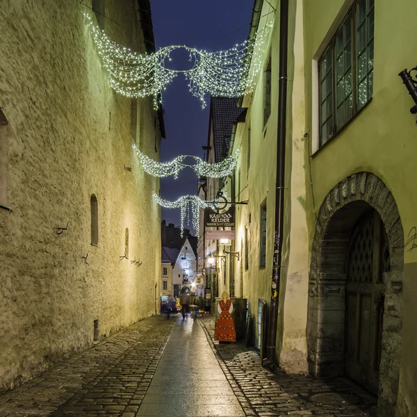 タリンのクリスマスに飾られた古代の通り. — ストック写真