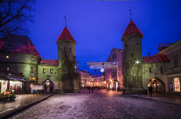 Starověké ulice Viru zdobené na Vánoce v Tallinnu — Stock fotografie
