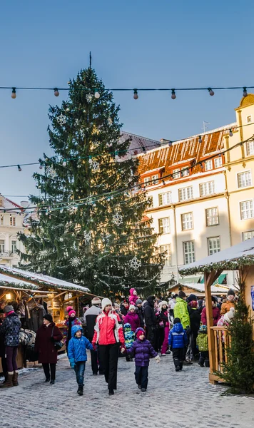 Tallinn, Estónia. É o mercado de Natal mais antigo da Estónia com uma longa história que remonta a 1441 . — Fotografia de Stock