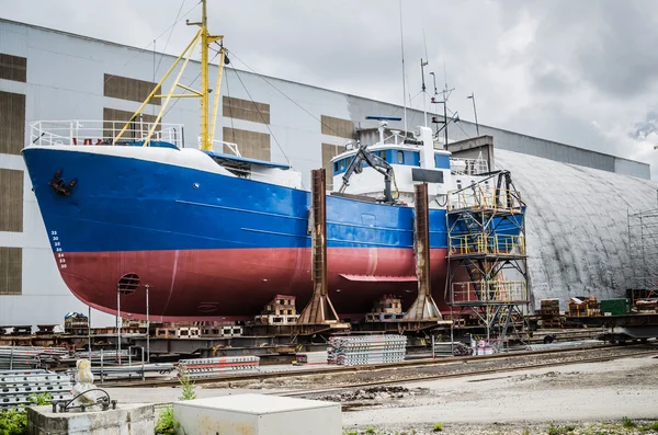 Schiff auf die Bestände in der Werft — Stockfoto