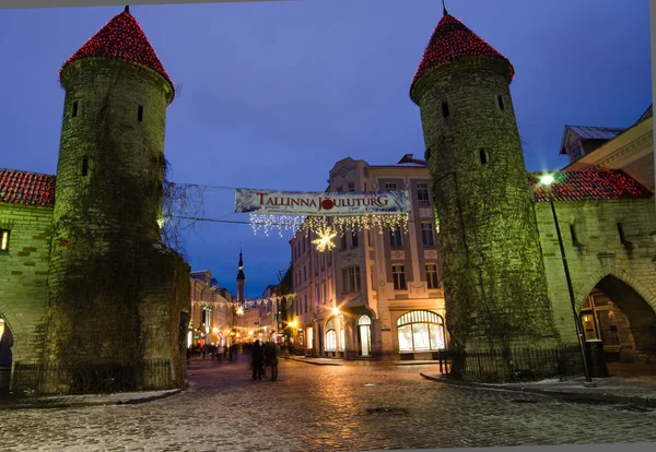 La antigua calle Viru decorada para la Navidad en Tallin . — Foto de Stock