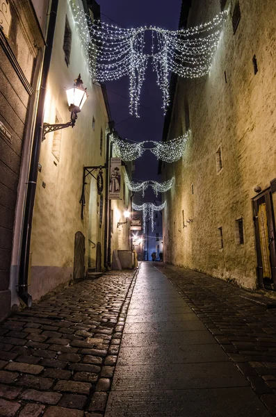 Давні вулиці Viru декором, який Різдво в Таллінні — стокове фото