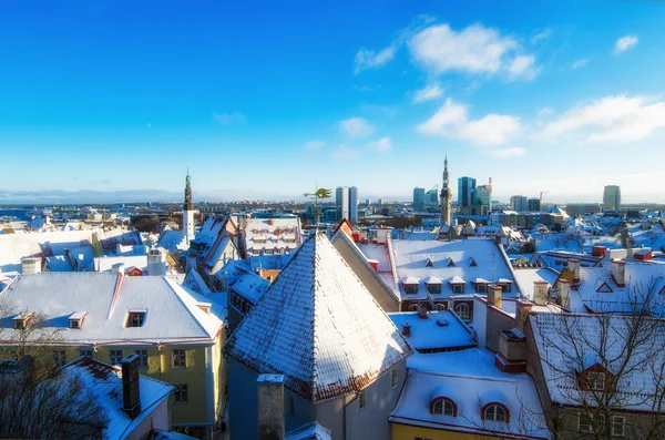 Widok na dachy starego Tallinnie mroźny poranek — Zdjęcie stockowe