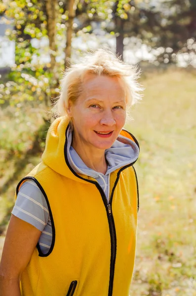 Portrait of a middle-aged woman in a park on a sunny day — Stock Photo, Image