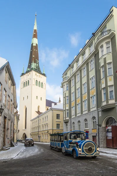 The ancient street decorated to Christmas in Tallinn. — Stock Photo, Image
