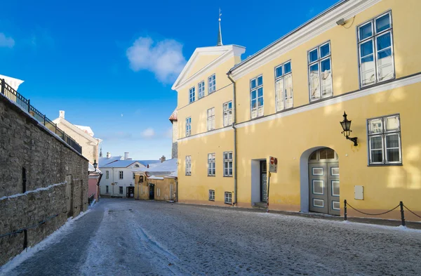 Calle en el casco antiguo Tallinn mañana helada —  Fotos de Stock