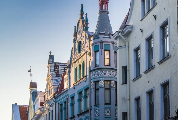 Smalle straat in de oude stad van Tallinn met kleurrijke gevels — Stockfoto