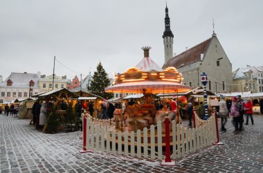 insanlar Noel pazarı Tallinn tadını çıkarın.