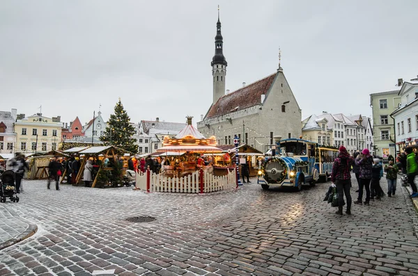 Az emberek élvezik a karácsonyi vásár Tallinnban — Stock Fotó