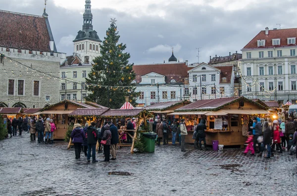 Ludzie cieszyć się Jarmark Bożonarodzeniowy w Tallinnie — Zdjęcie stockowe