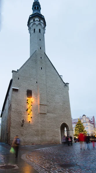 Människor njuta av julmarknaden i tallinn — Stockfoto