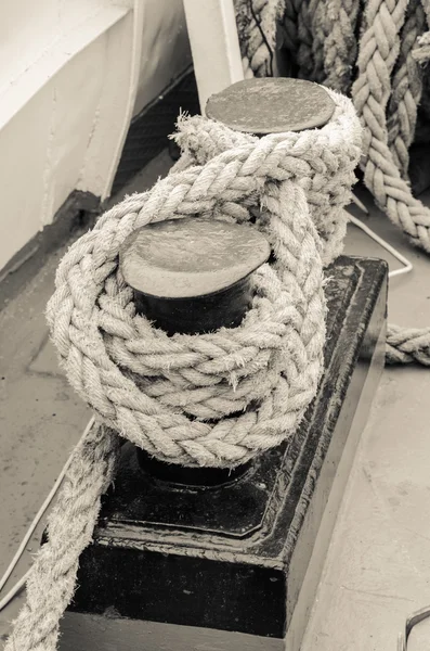 Touw gebonden aan Bolder zeilboot — Stockfoto