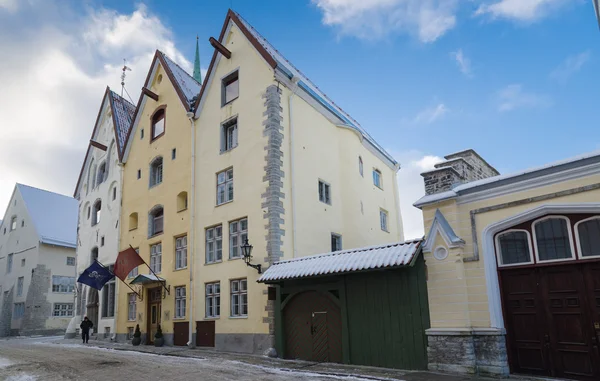 Древнее здание Три сестры в Таллинне, Эстония — стоковое фото
