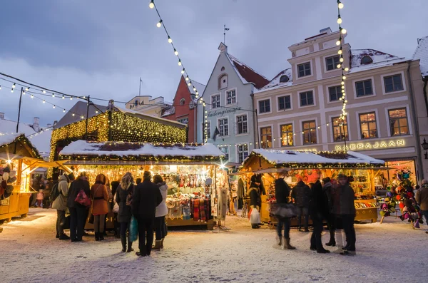Ludzie cieszyć się Jarmark Bożonarodzeniowy w Tallinnie — Zdjęcie stockowe