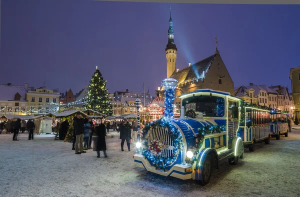 Oamenii se bucură de piața de Crăciun din Tallinn — Fotografie, imagine de stoc