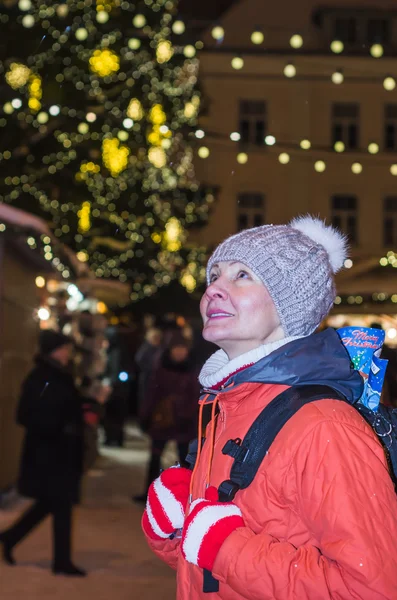 Mulher olha para decorado Praça da Câmara Municipal de Natal em Tallinn — Fotografia de Stock