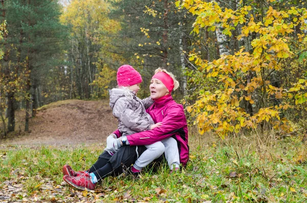 Nagymama és unokája, a parkban — Stock Fotó