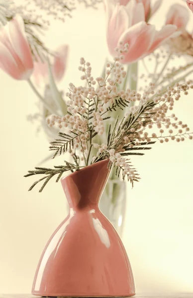 Ramo de primavera con mimosa y tulipanes — Foto de Stock