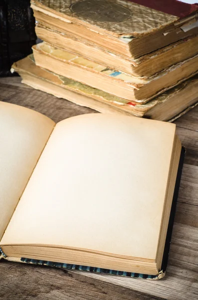 Vieux livre ouvert sur une surface en bois — Photo