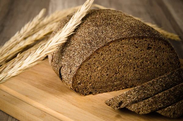 Svart hembakade bröd och råg kottar, närbild — Stockfoto