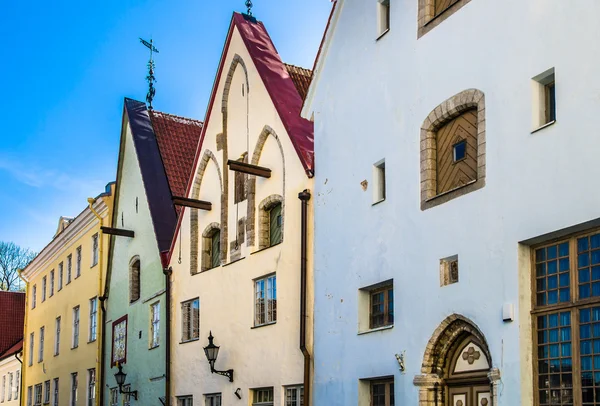 Calle estrecha en el casco antiguo de Tallin con fachadas de colores —  Fotos de Stock