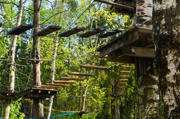 Chemin de fer dangereux avec attache dans le parc de corde, arbres avec lea vert — Photo