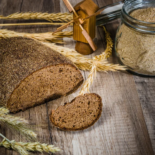 Pan casero negro y conos de centeno — Foto de Stock