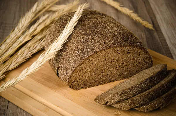 Pane fatto in casa nero e coni di segale, primo piano — Foto Stock