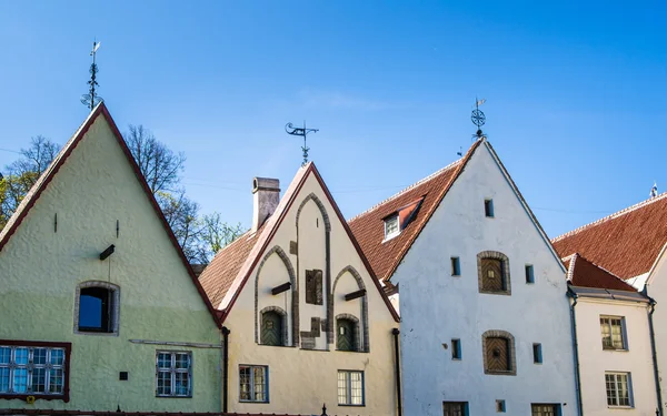 A Tallinn óvárosára nyílik a színes homlokzatok szűk utcában — Stock Fotó