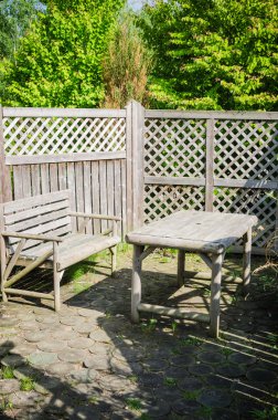 Pergola ve bahçede dinlenmek için bir yer