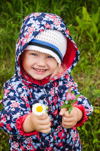 Portrait d'une petite fille avec des fleurs sauvages dans les mains — Photo