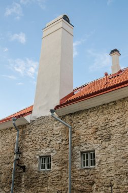 Eski bir bina ile büyük bir baca, Tallinn