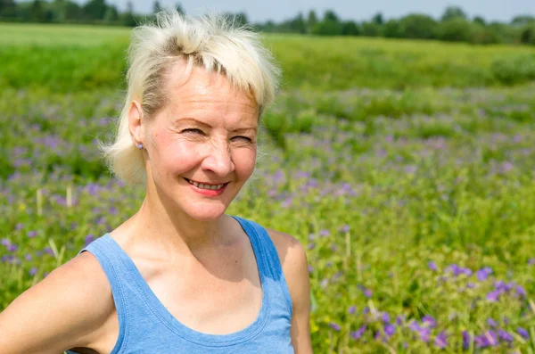 Portret kobiety, wśród łąk lato na wsi — Zdjęcie stockowe