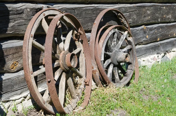 Gamla hjul från vagnar på landsbygden — Stockfoto