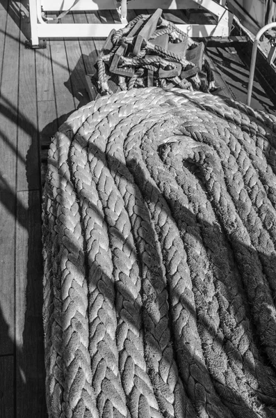 The ropes braided in bays on an ancient sailing vessel — Stock Photo, Image