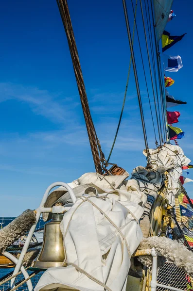 Mast med segel på ett gammalt segelfartyg — Stockfoto