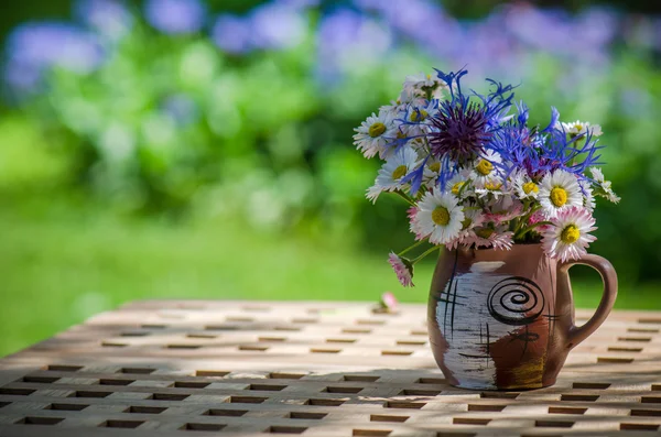 En bukett av blommor i en cirkel på bordet Stockfoto